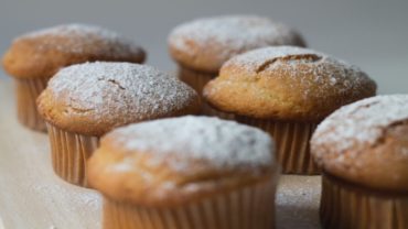 varios muffins de baunilha